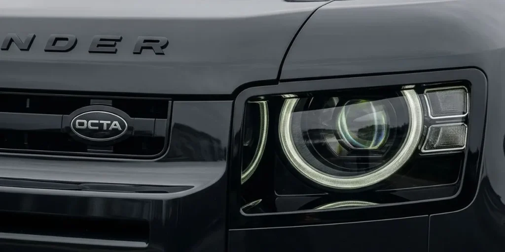 गाड़ियों का 'बाप' नए काले अवतार में! 💪 देखें नई Defender OCTA Black Edition का भौकाल, सड़क पर आग लगा देगी! 🚗💨 3 Defender (1)